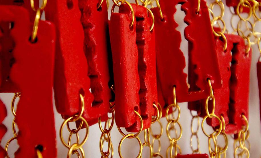 Museu de Arte Contemporânea do Paraná (MAC Paraná) - No MAC no MON, a artista Guita Soifer apresenta a exposição a Trama Intrincada do Tempo que traz pinturas, esculturas, fotografias, gravuras, vídeos e instalações explorando o tempo, a memória e as transformações da matéria