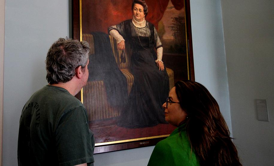 Museu de Arte Contemporânea do Paraná (MAC Paraná) - No MAC no MON, a artista Guita Soifer apresenta a exposição a Trama Intrincada do Tempo que traz pinturas, esculturas, fotografias, gravuras, vídeos e instalações explorando o tempo, a memória e as transformações da matéria