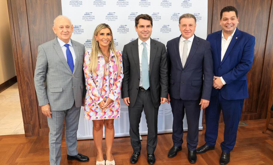 O secretário-chefe da Casa Civil, João Carlos Ortega, representando o governador Carlos Massa Ratinho Junior, entregou a Mensagem do Executivo ao Legislativo , um documento de 335 páginas que detalha os projetos, investimentos e resultados alcançados no ano passado, além dos objetivos para 2025.