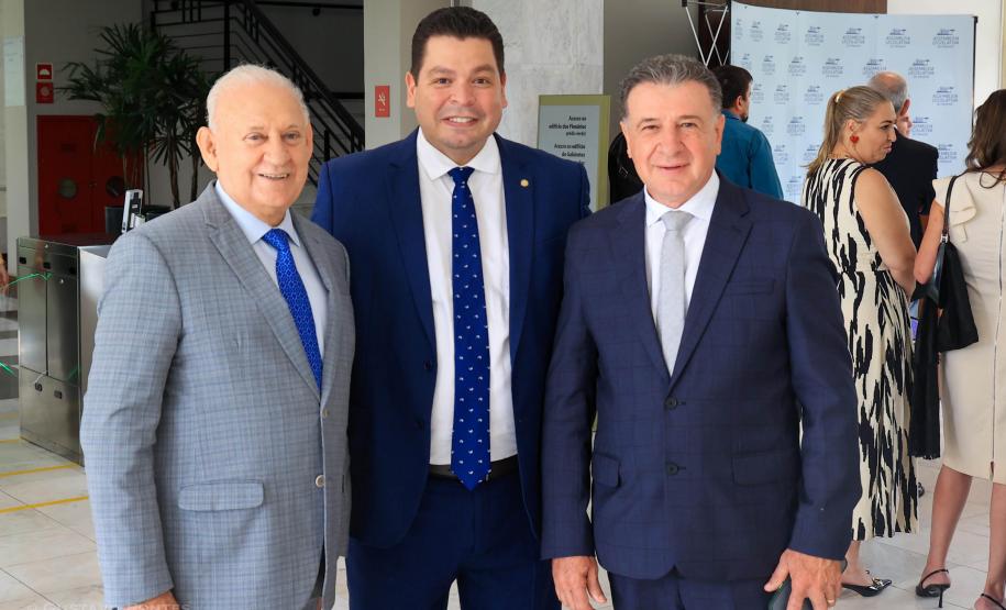 O secretário-chefe da Casa Civil, João Carlos Ortega, representando o governador Carlos Massa Ratinho Junior, entregou a Mensagem do Executivo ao Legislativo , um documento de 335 páginas que detalha os projetos, investimentos e resultados alcançados no ano passado, além dos objetivos para 2025.