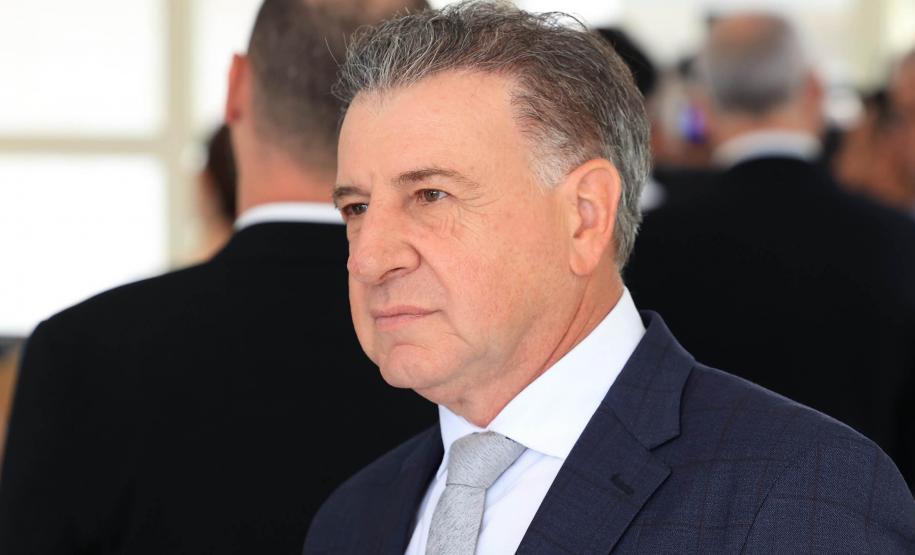 O secretário-chefe da Casa Civil, João Carlos Ortega, representando o governador Carlos Massa Ratinho Junior, entregou a Mensagem do Executivo ao Legislativo , um documento de 335 páginas que detalha os projetos, investimentos e resultados alcançados no ano passado, além dos objetivos para 2025.