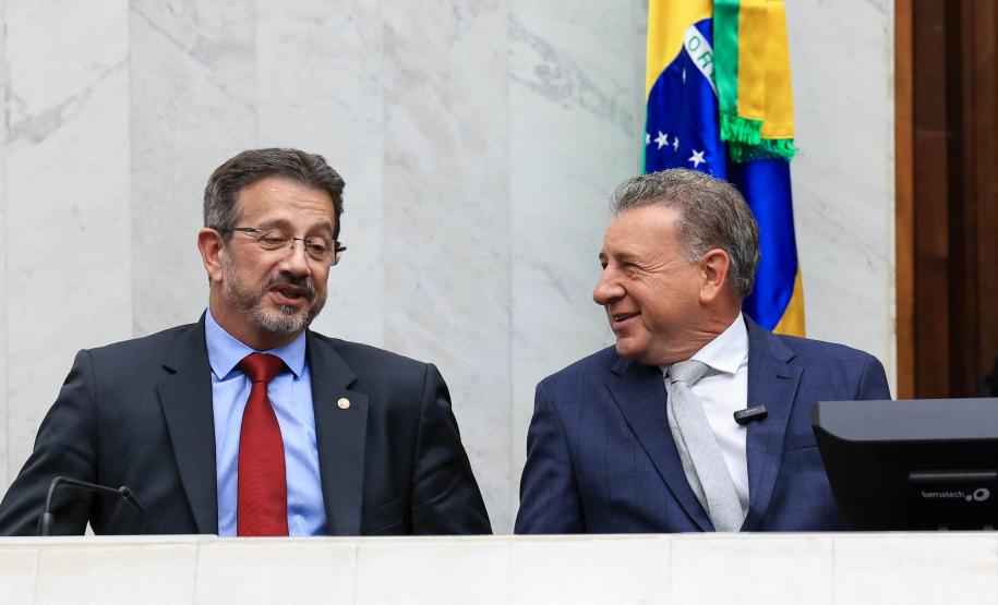 O secretário-chefe da Casa Civil, João Carlos Ortega, representando o governador Carlos Massa Ratinho Junior, entregou a Mensagem do Executivo ao Legislativo , um documento de 335 páginas que detalha os projetos, investimentos e resultados alcançados no ano passado, além dos objetivos para 2025.