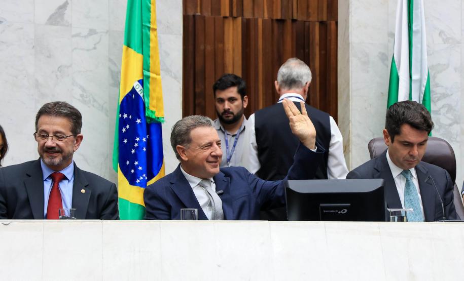 O secretário-chefe da Casa Civil, João Carlos Ortega, representando o governador Carlos Massa Ratinho Junior, entregou a Mensagem do Executivo ao Legislativo , um documento de 335 páginas que detalha os projetos, investimentos e resultados alcançados no ano passado, além dos objetivos para 2025.