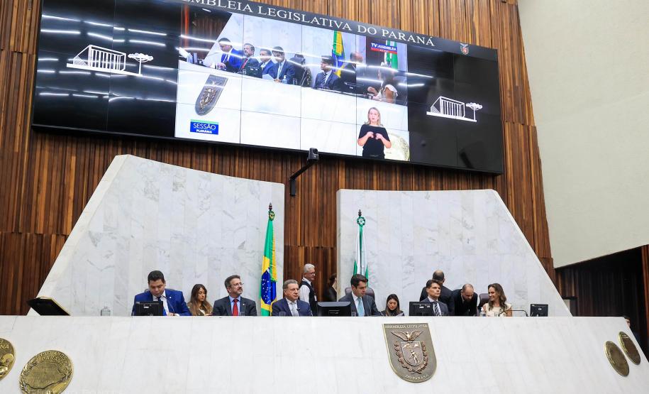 O secretário-chefe da Casa Civil, João Carlos Ortega, representando o governador Carlos Massa Ratinho Junior, entregou a Mensagem do Executivo ao Legislativo , um documento de 335 páginas que detalha os projetos, investimentos e resultados alcançados no ano passado, além dos objetivos para 2025.