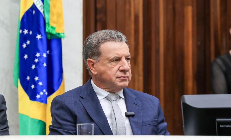 O secretário-chefe da Casa Civil, João Carlos Ortega, representando o governador Carlos Massa Ratinho Junior, entregou a Mensagem do Executivo ao Legislativo , um documento de 335 páginas que detalha os projetos, investimentos e resultados alcançados no ano passado, além dos objetivos para 2025.