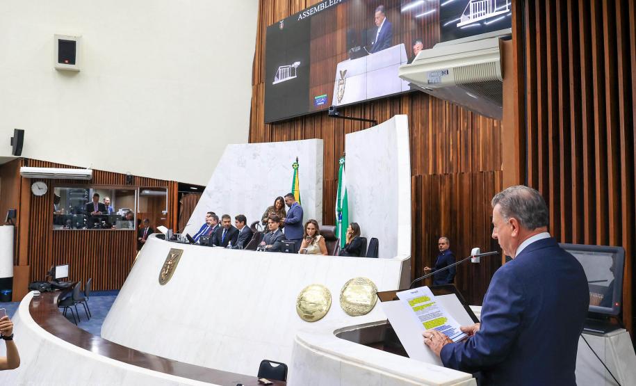 O secretário-chefe da Casa Civil, João Carlos Ortega, representando o governador Carlos Massa Ratinho Junior, entregou a Mensagem do Executivo ao Legislativo , um documento de 335 páginas que detalha os projetos, investimentos e resultados alcançados no ano passado, além dos objetivos para 2025.