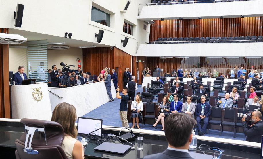 O secretário-chefe da Casa Civil, João Carlos Ortega, representando o governador Carlos Massa Ratinho Junior, entregou a Mensagem do Executivo ao Legislativo , um documento de 335 páginas que detalha os projetos, investimentos e resultados alcançados no ano passado, além dos objetivos para 2025.