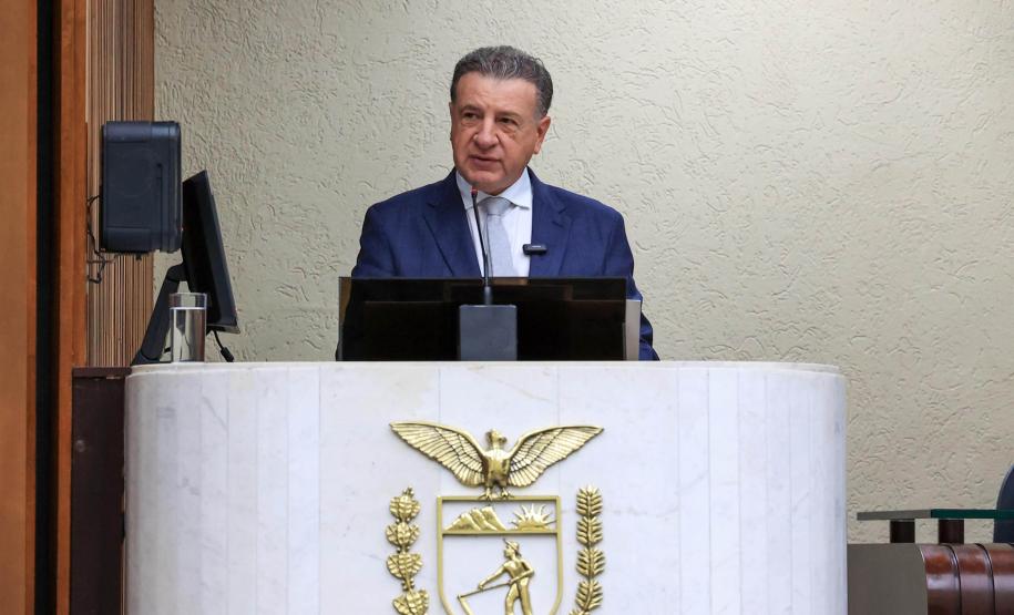 O secretário-chefe da Casa Civil, João Carlos Ortega, representando o governador Carlos Massa Ratinho Junior, entregou a Mensagem do Executivo ao Legislativo , um documento de 335 páginas que detalha os projetos, investimentos e resultados alcançados no ano passado, além dos objetivos para 2025.