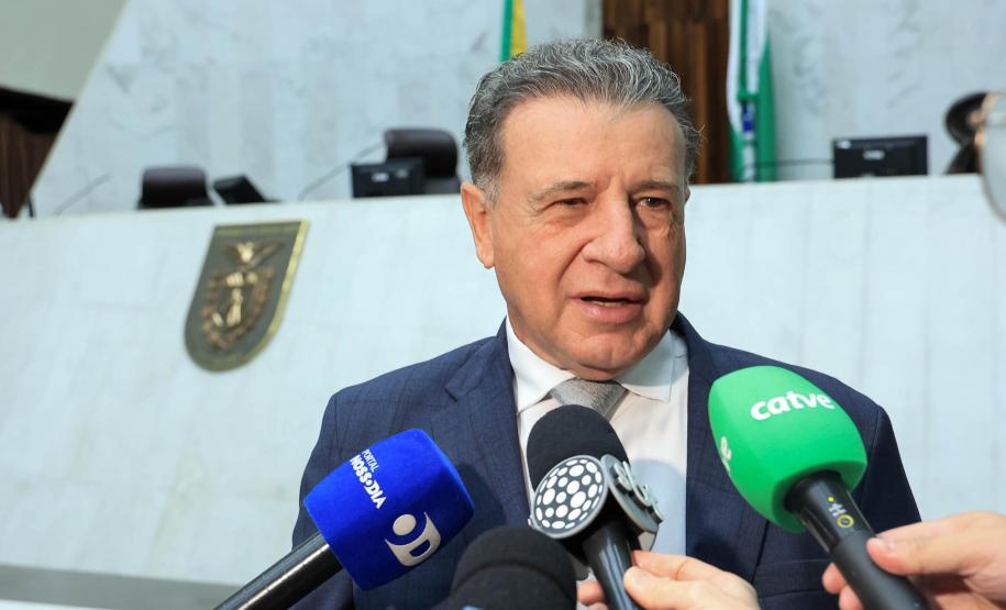 O secretário-chefe da Casa Civil, João Carlos Ortega, representando o governador Carlos Massa Ratinho Junior, entregou a Mensagem do Executivo ao Legislativo , um documento de 335 páginas que detalha os projetos, investimentos e resultados alcançados no ano passado, além dos objetivos para 2025.