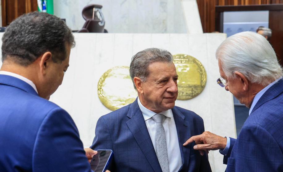 O secretário-chefe da Casa Civil, João Carlos Ortega, representando o governador Carlos Massa Ratinho Junior, entregou a Mensagem do Executivo ao Legislativo , um documento de 335 páginas que detalha os projetos, investimentos e resultados alcançados no ano passado, além dos objetivos para 2025.