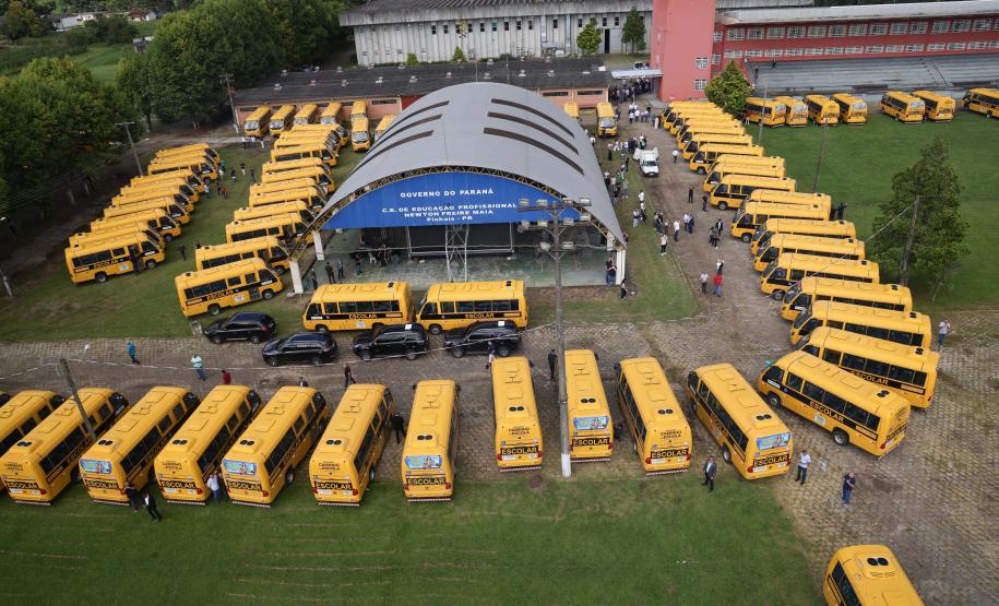 O governador Calos Massa Ratinho Junior iniciou nesta segunda-feira (10) a entrega dos 209 novos ônibus escolares adquiridos para uso no programa Caminho da Escola.