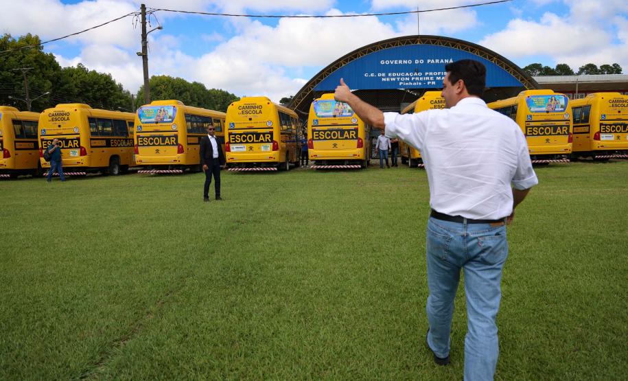 O governador Calos Massa Ratinho Junior iniciou nesta segunda-feira (10) a entrega dos 209 novos ônibus escolares adquiridos para uso no programa Caminho da Escola.