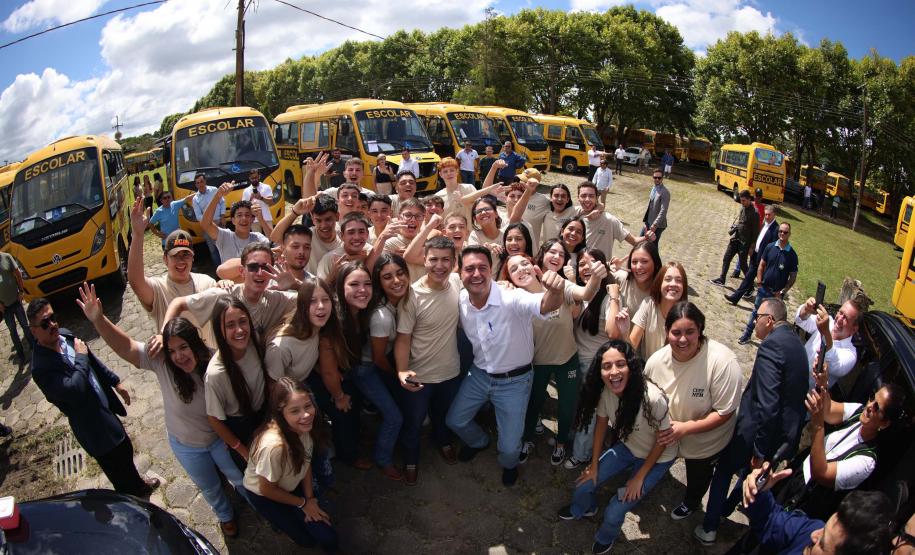 O governador Calos Massa Ratinho Junior iniciou nesta segunda-feira (10) a entrega dos 209 novos ônibus escolares adquiridos para uso no programa Caminho da Escola.
