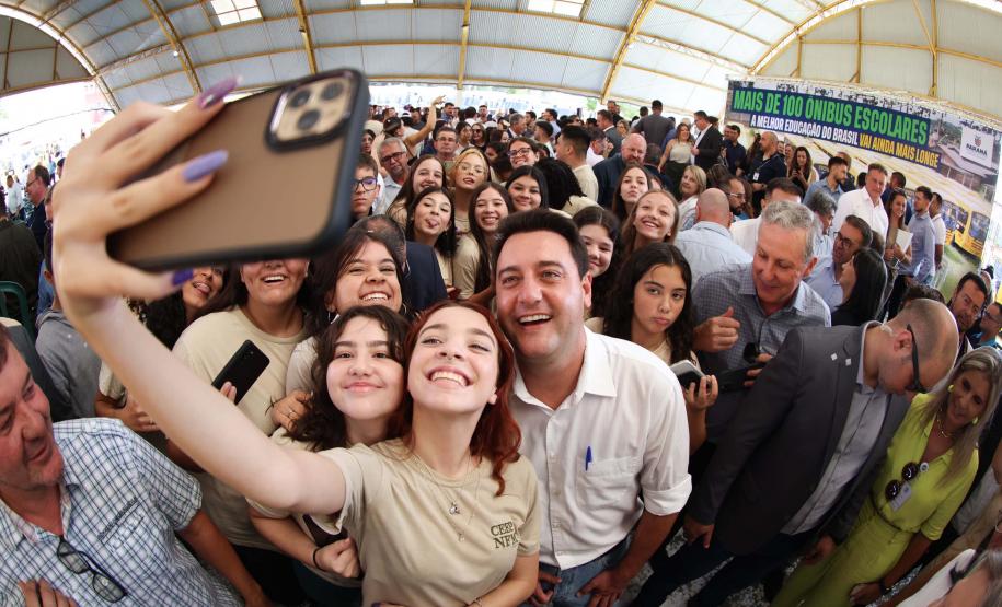 O governador Calos Massa Ratinho Junior iniciou nesta segunda-feira (10) a entrega dos 209 novos ônibus escolares adquiridos para uso no programa Caminho da Escola.