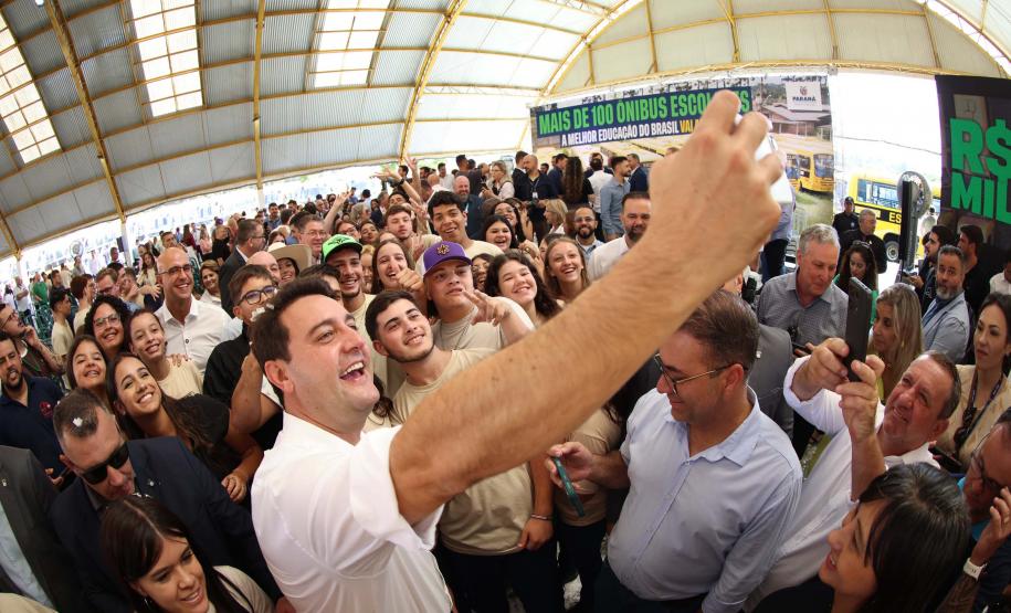 O governador Calos Massa Ratinho Junior iniciou nesta segunda-feira (10) a entrega dos 209 novos ônibus escolares adquiridos para uso no programa Caminho da Escola.