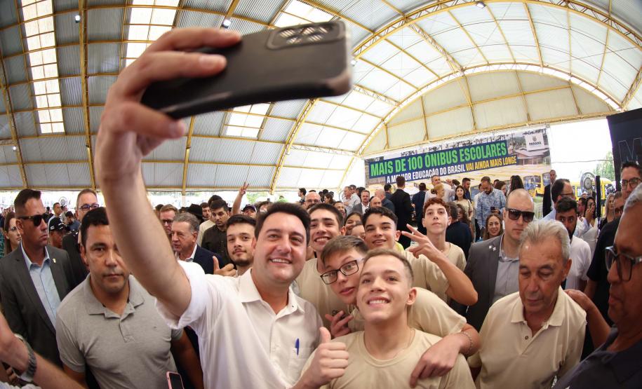 O governador Calos Massa Ratinho Junior iniciou nesta segunda-feira (10) a entrega dos 209 novos ônibus escolares adquiridos para uso no programa Caminho da Escola.