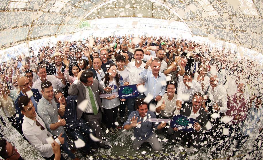 O governador Calos Massa Ratinho Junior iniciou nesta segunda-feira (10) a entrega dos 209 novos ônibus escolares adquiridos para uso no programa Caminho da Escola.