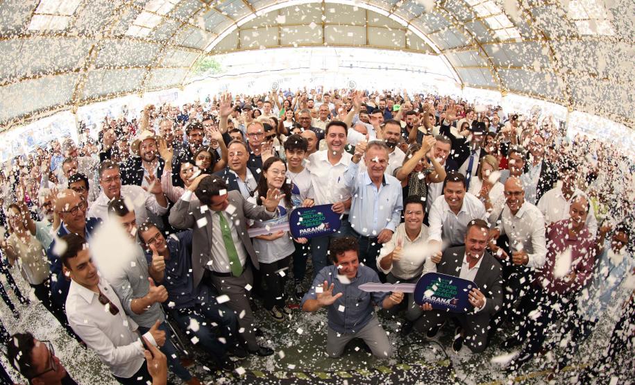 O governador Calos Massa Ratinho Junior iniciou nesta segunda-feira (10) a entrega dos 209 novos ônibus escolares adquiridos para uso no programa Caminho da Escola.