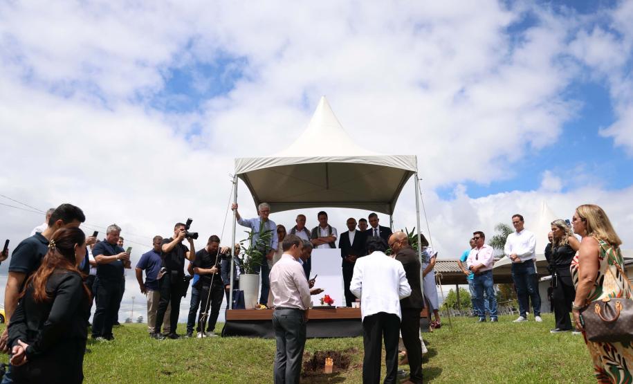 O governador Carlos Massa Ratinho Junior participou nesta sexta-feira (21), em Campina Grande do Sul, na Região Metropolitana de Curitiba, do lançamento da pedra fundamental da primeira fábrica de nanofertilizantes do Brasil.