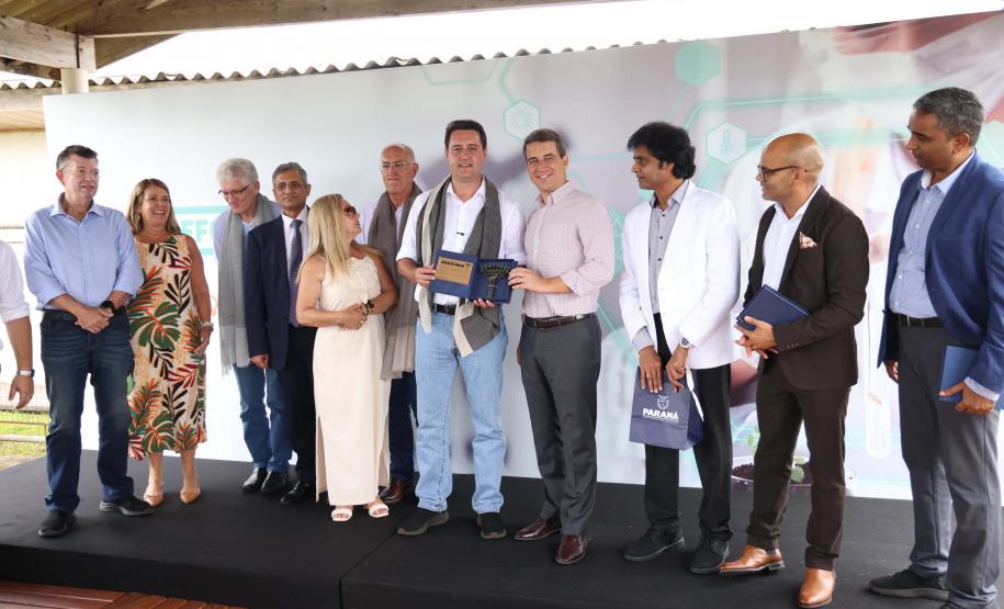 O governador Carlos Massa Ratinho Junior participou nesta sexta-feira (21), em Campina Grande do Sul, na Região Metropolitana de Curitiba, do lançamento da pedra fundamental da primeira fábrica de nanofertilizantes do Brasil.