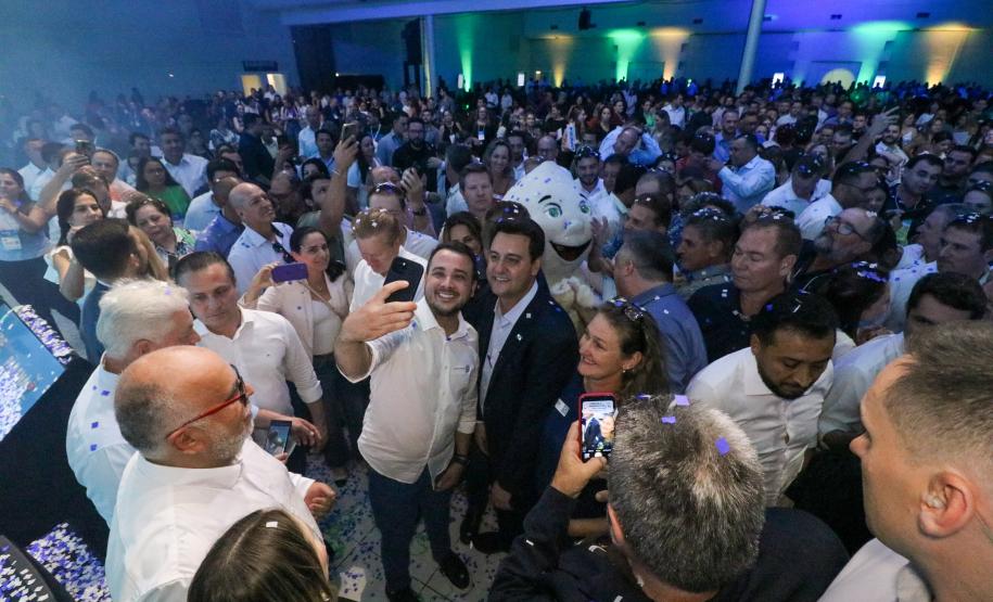 O governador Carlos Massa Ratinho Junior anunciou nesta quinta-feira (13) a liberação de R$ 1,2 bilhão para a saúde pública do Estado, durante o evento Saúde em Movimento, em Foz do Iguaçu, na região Oeste.