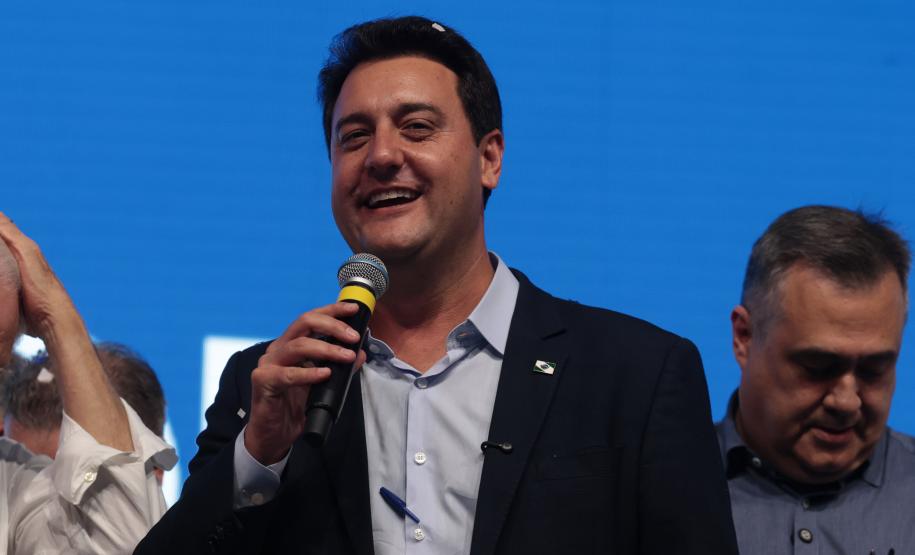 O governador Carlos Massa Ratinho Junior anunciou nesta quinta-feira (13) a liberação de R$ 1,2 bilhão para a saúde pública do Estado, durante o evento Saúde em Movimento, em Foz do Iguaçu, na região Oeste.