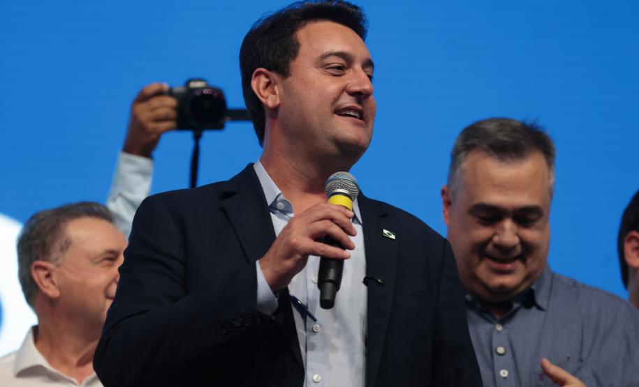 O governador Carlos Massa Ratinho Junior anunciou nesta quinta-feira (13) a liberação de R$ 1,2 bilhão para a saúde pública do Estado, durante o evento Saúde em Movimento, em Foz do Iguaçu, na região Oeste.