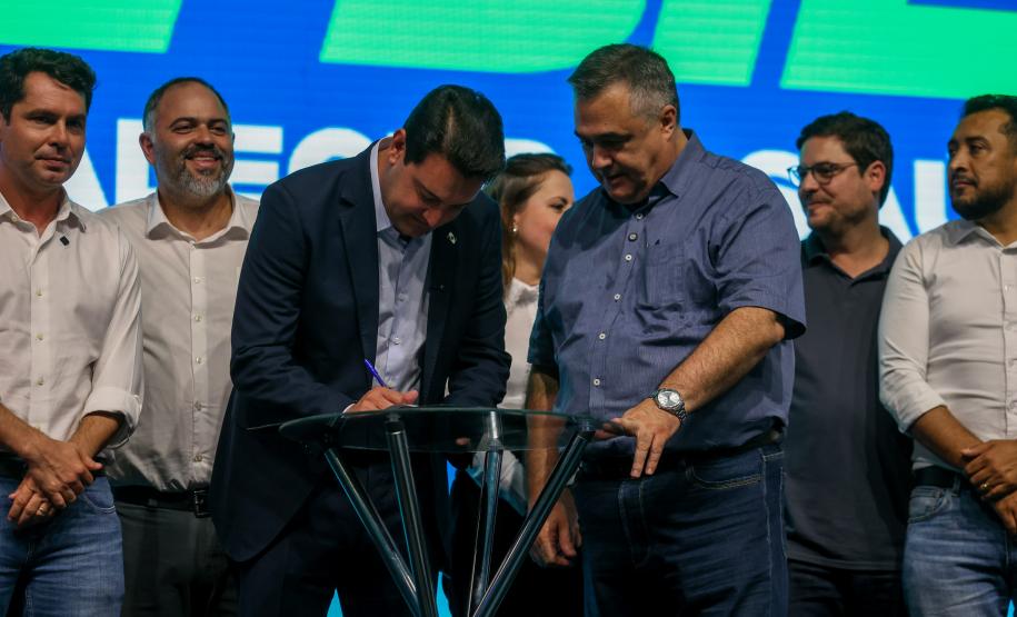 O governador Carlos Massa Ratinho Junior anunciou nesta quinta-feira (13) a liberação de R$ 1,2 bilhão para a saúde pública do Estado, durante o evento Saúde em Movimento, em Foz do Iguaçu, na região Oeste.
