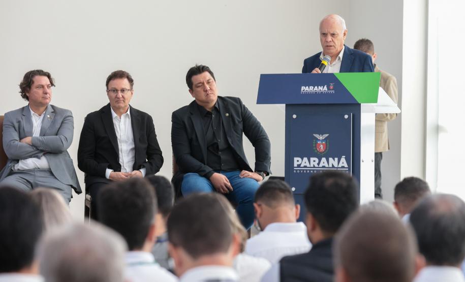 O vice-governador Darci Piana entrega nesta quarta-feira (19) 70 novos veículos modelo Renault Duster para a Agência de Defesa Agropecuária (Adapar). Foto: Geraldo Bubniak/AEN Foto: Geraldo Bubniak/AEN