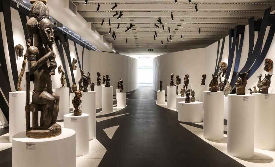 Museu Oscar Niemeyer (MON) - Mediação | Representação Feminina na Coleção Africana – No dia 12 de março, às 15h na Sala 4, a equipe do Educativo MON promove uma visitação guiada sobre a representação feminina na exposição “África: Expressões Artísticas de um Continente”. Foto: André Nacli