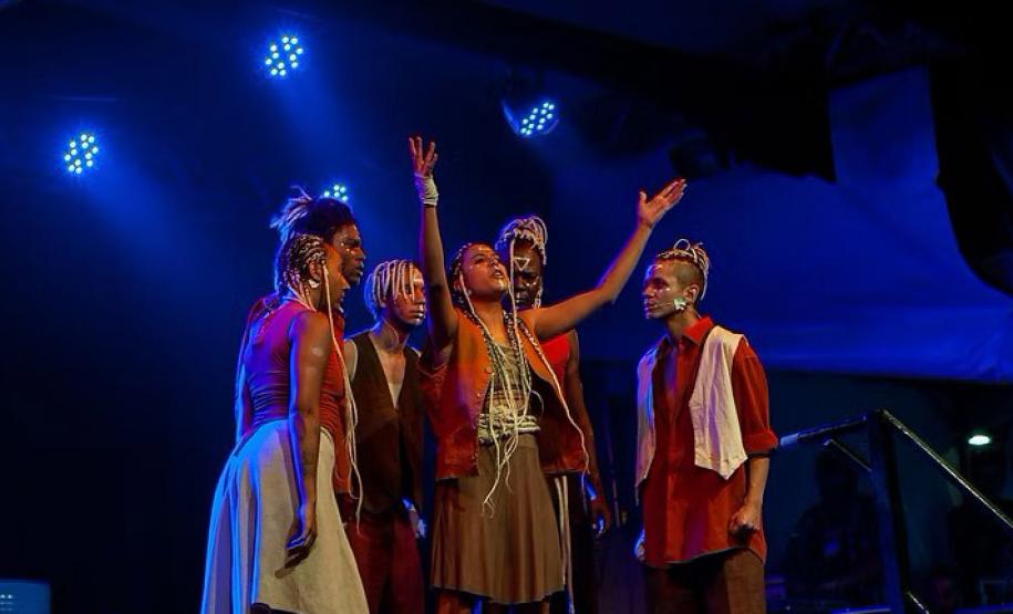 Centro Cultural Teatro Guaíra - Teatro José Maria Santos - Negro Não Nego – A peça teatral “Negro Não Nego”, da companhia Cena Hum, é uma obra que aborda, com palavras, canto, dança e desenhos de corpo, a resistência, humanidade, força, poder entre outras questões do negro na sociedade, do passado e do presente. Foto: Lucas Colossal