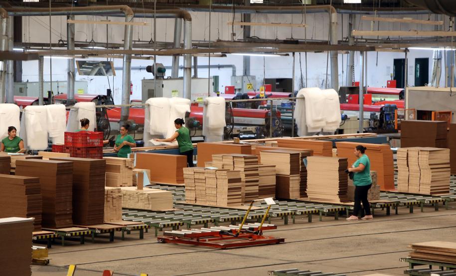 Indústria do Paraná cresce acima da média em janeiro e tem alta de 3,9% em 12 meses