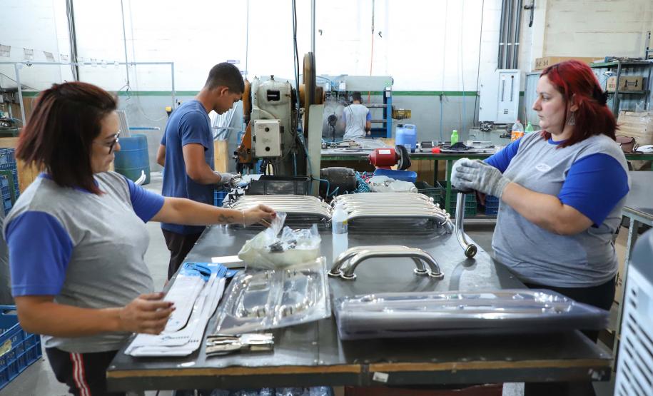 Boletim Investimentos em Foco destaca crescimento econômico e geração de empregos no Paraná