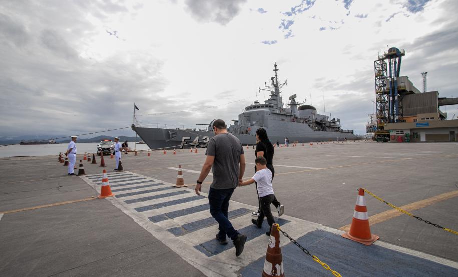 90 anos do Porto de Paranaguá: navio de guerra da Marinha recebe visitantes no Litoral