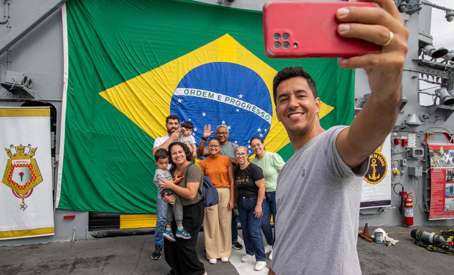 90 anos do Porto de Paranaguá: navio de guerra da Marinha recebe visitantes no Litoral