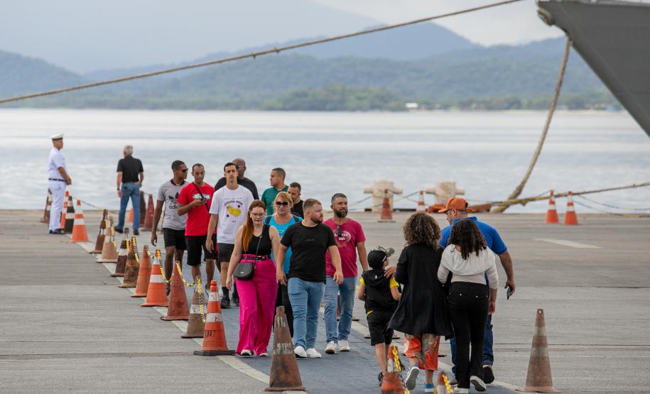 90 anos do Porto de Paranaguá: navio de guerra da Marinha recebe visitantes no Litoral