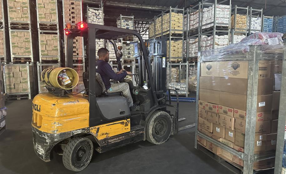 A 2ª remessa de alimentos não perecíveis para as escolas estaduais já está em andamento Foto: Karina Audrey - Fundepar