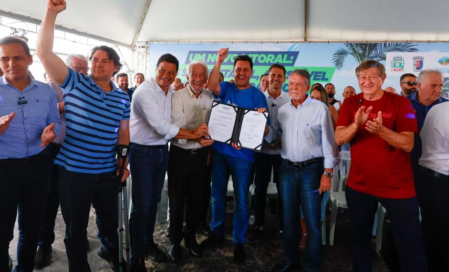 O governador Carlos Massa Ratinho Junior entregou nesta quinta-feira (20), em Pontal do Paraná, a Licença de Instalação (LI) que permite o início da obra de implementação do sistema de coleta e tratamento de esgoto nas comunidades de Encantadas e Nova Brasília, na Ilha do Mel, em Paranaguá, no Litoral. Foto: Gabriel Rosa/AEN