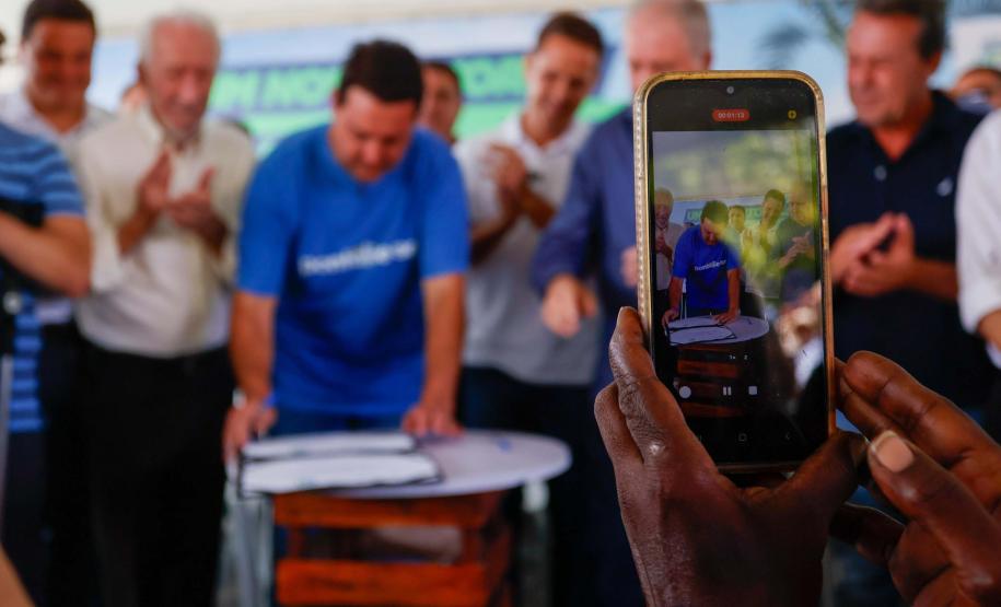 O governador Carlos Massa Ratinho Junior entregou nesta quinta-feira (20), em Pontal do Paraná, a Licença de Instalação (LI) que permite o início da obra de implementação do sistema de coleta e tratamento de esgoto nas comunidades de Encantadas e Nova Brasília, na Ilha do Mel, em Paranaguá, no Litoral. Foto: Gabriel Rosa/AEN