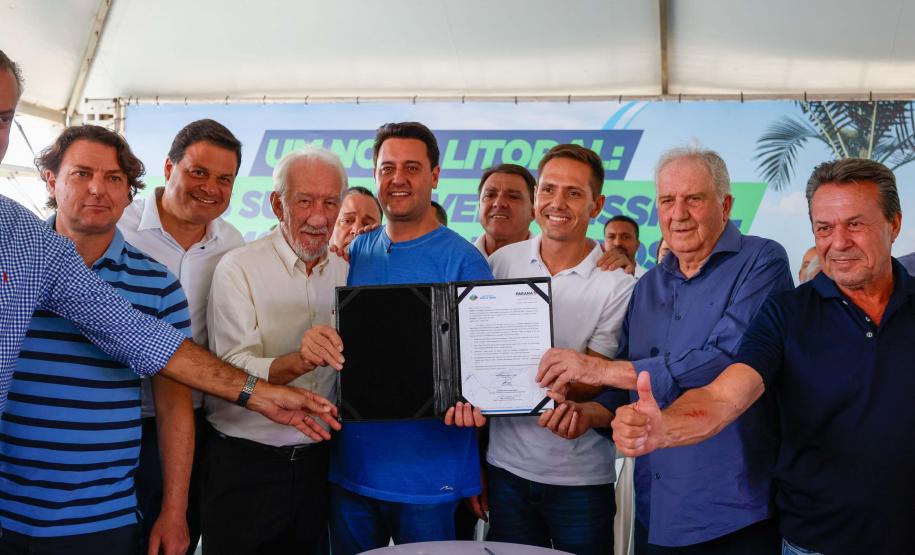 O governador Carlos Massa Ratinho Junior entregou nesta quinta-feira (20), em Pontal do Paraná, a Licença de Instalação (LI) que permite o início da obra de implementação do sistema de coleta e tratamento de esgoto nas comunidades de Encantadas e Nova Brasília, na Ilha do Mel, em Paranaguá, no Litoral. Foto: Gabriel Rosa/AEN