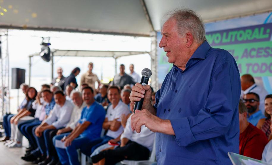 O governador Carlos Massa Ratinho Junior entregou nesta quinta-feira (20), em Pontal do Paraná, a Licença de Instalação (LI) que permite o início da obra de implementação do sistema de coleta e tratamento de esgoto nas comunidades de Encantadas e Nova Brasília, na Ilha do Mel, em Paranaguá, no Litoral. Foto: Gabriel Rosa/AEN