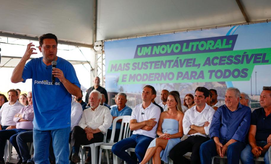 O governador Carlos Massa Ratinho Junior entregou nesta quinta-feira (20), em Pontal do Paraná, a Licença de Instalação (LI) que permite o início da obra de implementação do sistema de coleta e tratamento de esgoto nas comunidades de Encantadas e Nova Brasília, na Ilha do Mel, em Paranaguá, no Litoral. Foto: Gabriel Rosa/AEN