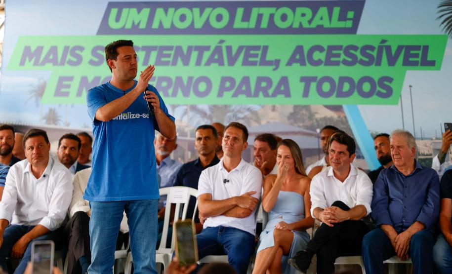 O governador Carlos Massa Ratinho Junior entregou nesta quinta-feira (20), em Pontal do Paraná, a Licença de Instalação (LI) que permite o início da obra de implementação do sistema de coleta e tratamento de esgoto nas comunidades de Encantadas e Nova Brasília, na Ilha do Mel, em Paranaguá, no Litoral. Foto: Gabriel Rosa/AEN