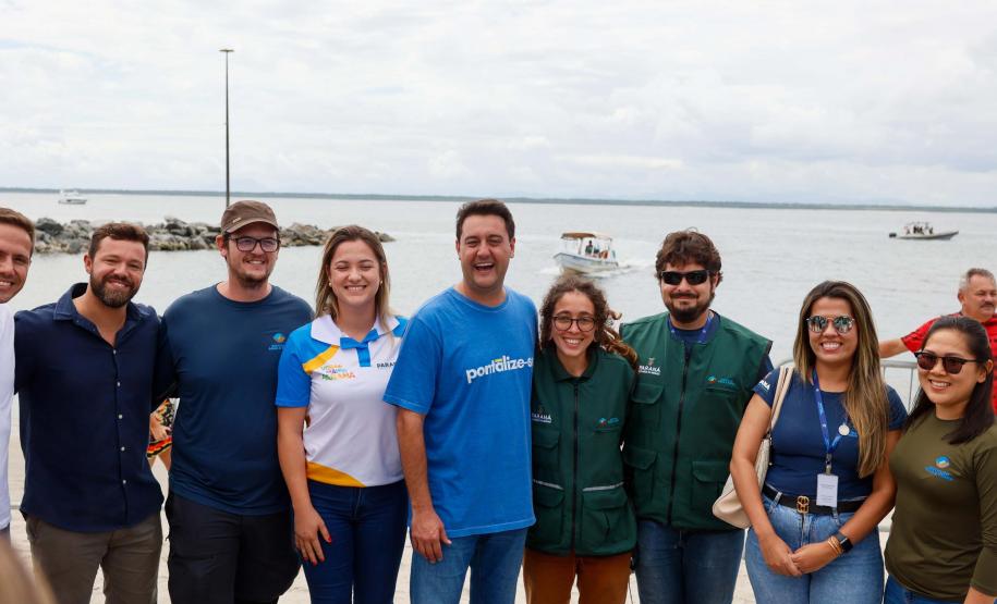 O governador Carlos Massa Ratinho Junior entregou nesta quinta-feira (20), em Pontal do Paraná, a Licença de Instalação (LI) que permite o início da obra de implementação do sistema de coleta e tratamento de esgoto nas comunidades de Encantadas e Nova Brasília, na Ilha do Mel, em Paranaguá, no Litoral. Foto: Gabriel Rosa/AEN