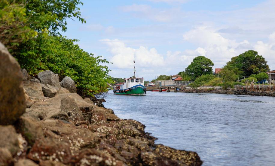 O governador Carlos Massa Ratinho Junior entregou nesta quinta-feira (20), em Pontal do Paraná, a Licença de Instalação (LI) que permite o início da obra de implementação do sistema de coleta e tratamento de esgoto nas comunidades de Encantadas e Nova Brasília, na Ilha do Mel, em Paranaguá, no Litoral. Foto: Gabriel Rosa/AEN