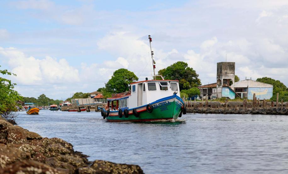 O governador Carlos Massa Ratinho Junior entregou nesta quinta-feira (20), em Pontal do Paraná, a Licença de Instalação (LI) que permite o início da obra de implementação do sistema de coleta e tratamento de esgoto nas comunidades de Encantadas e Nova Brasília, na Ilha do Mel, em Paranaguá, no Litoral. Foto: Gabriel Rosa/AEN