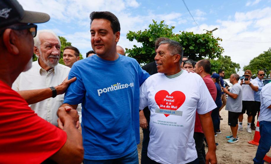 O governador Carlos Massa Ratinho Junior entregou nesta quinta-feira (20), em Pontal do Paraná, a Licença de Instalação (LI) que permite o início da obra de implementação do sistema de coleta e tratamento de esgoto nas comunidades de Encantadas e Nova Brasília, na Ilha do Mel, em Paranaguá, no Litoral. Foto: Gabriel Rosa/AEN