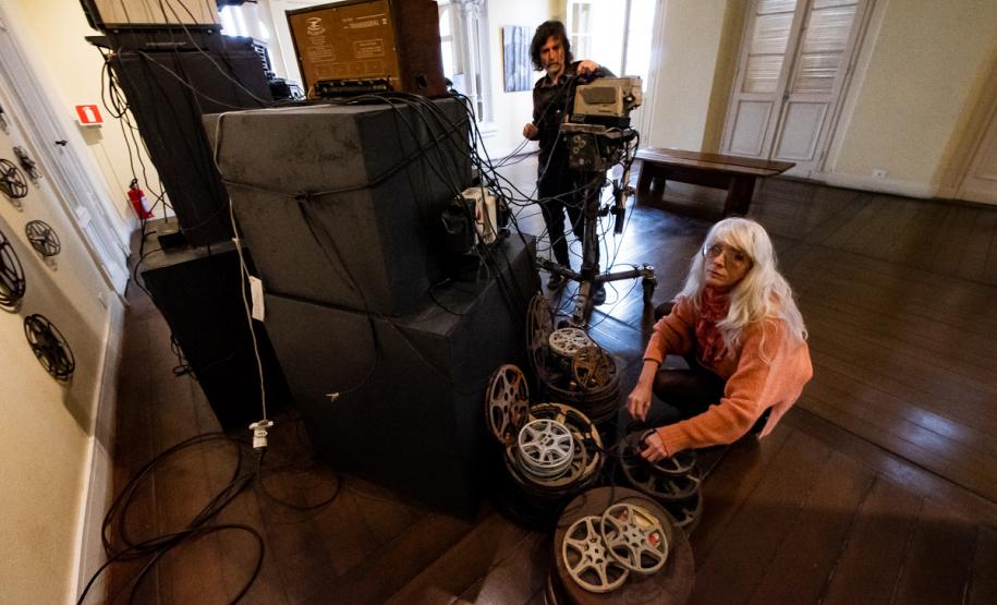 Museu da Imagem e do Som (MIS-PR) - Exposição Desver – "Desver" é uma instalação multissensorial de Ivana Cassuli e Marcelo Borges Eggers, do grupo Blanche Bois, que explora os ciclos de vida e a ressignificação das percepções visuais e sonoras. Foto: Kraw Penas/SEEC-PR