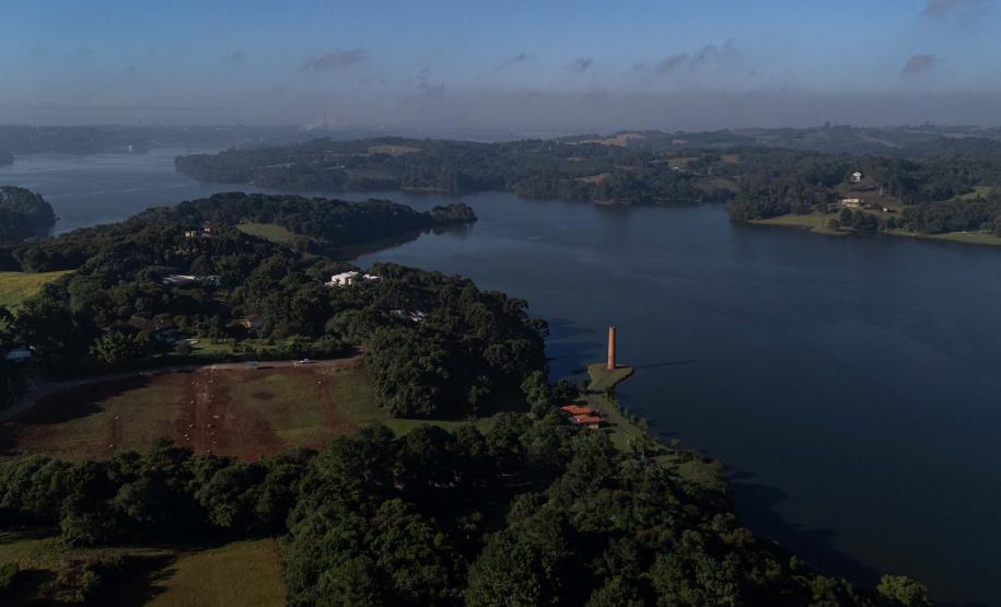 Curitiba, 20 de março de 2025 - O governador Carlos Massa Ratinho Junior participa da soltura de peixes no Parque Passauna, dentro do programa Rio Vivo. Foto: Roberto Dziura Jr/AEN