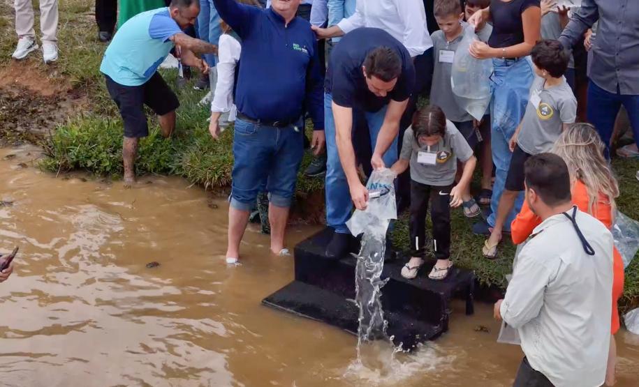 Curitiba, 20 de março de 2025 - O governador Carlos Massa Ratinho Junior participa da soltura de peixes no Parque Passauna, dentro do programa Rio Vivo. Foto: Roberto Dziura Jr/AEN